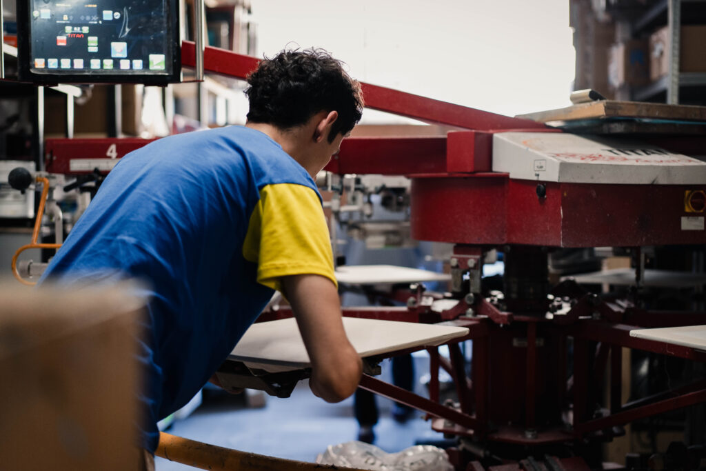 Proceso de estampación textil: hombre preparando el pulpo de serigrafia